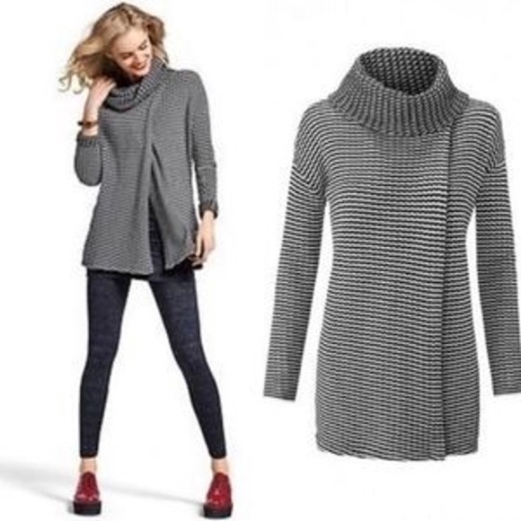 CAbi 3167 Small Fergie Turtleneck Sweater Split - Picture 2 of 11